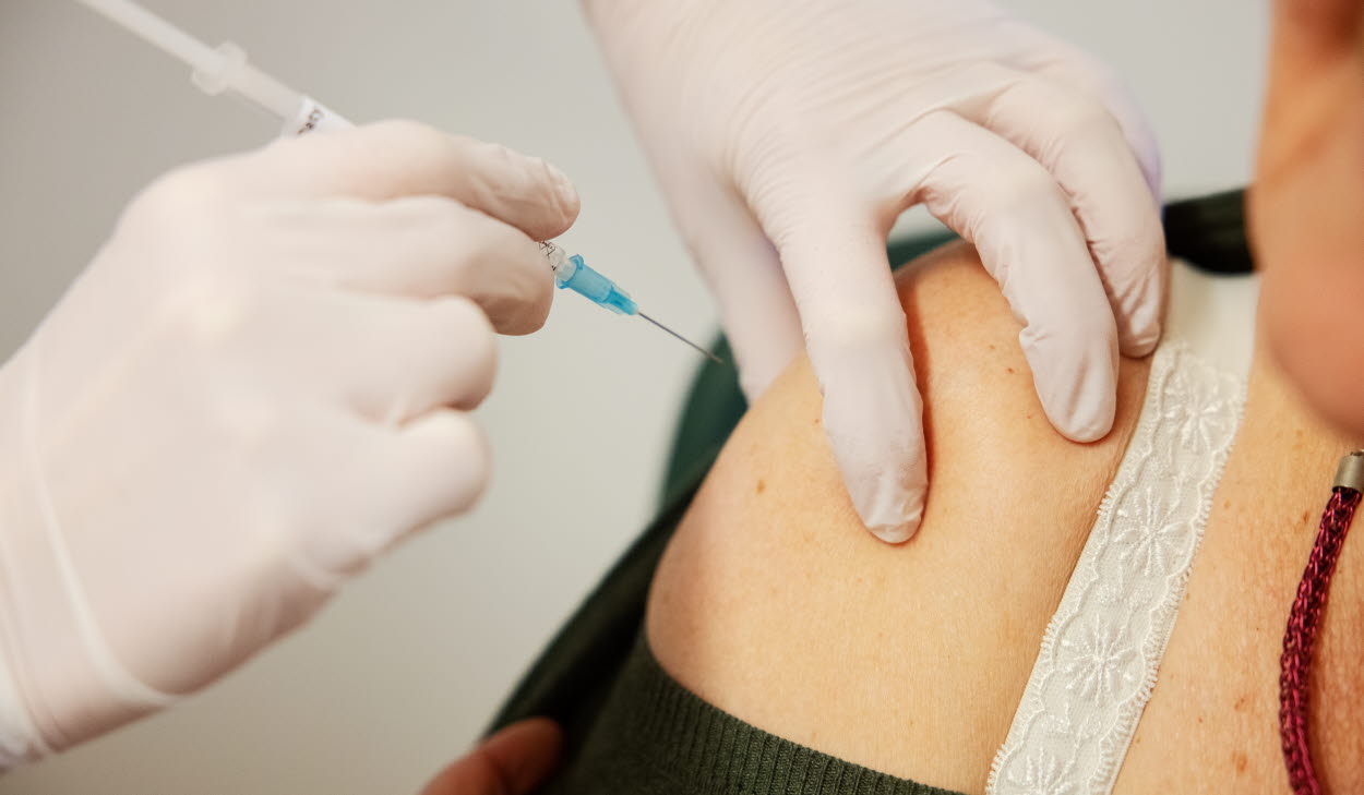 Vaccination mot Covid-19 på Din Hälsocentral i Ockelbo. I bild: Detalj, spruta. 